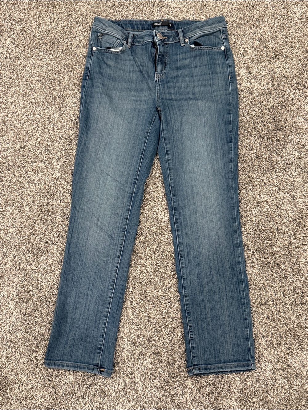Vera Wang Straight Leg Capri Jeans in Medium Blue Wash